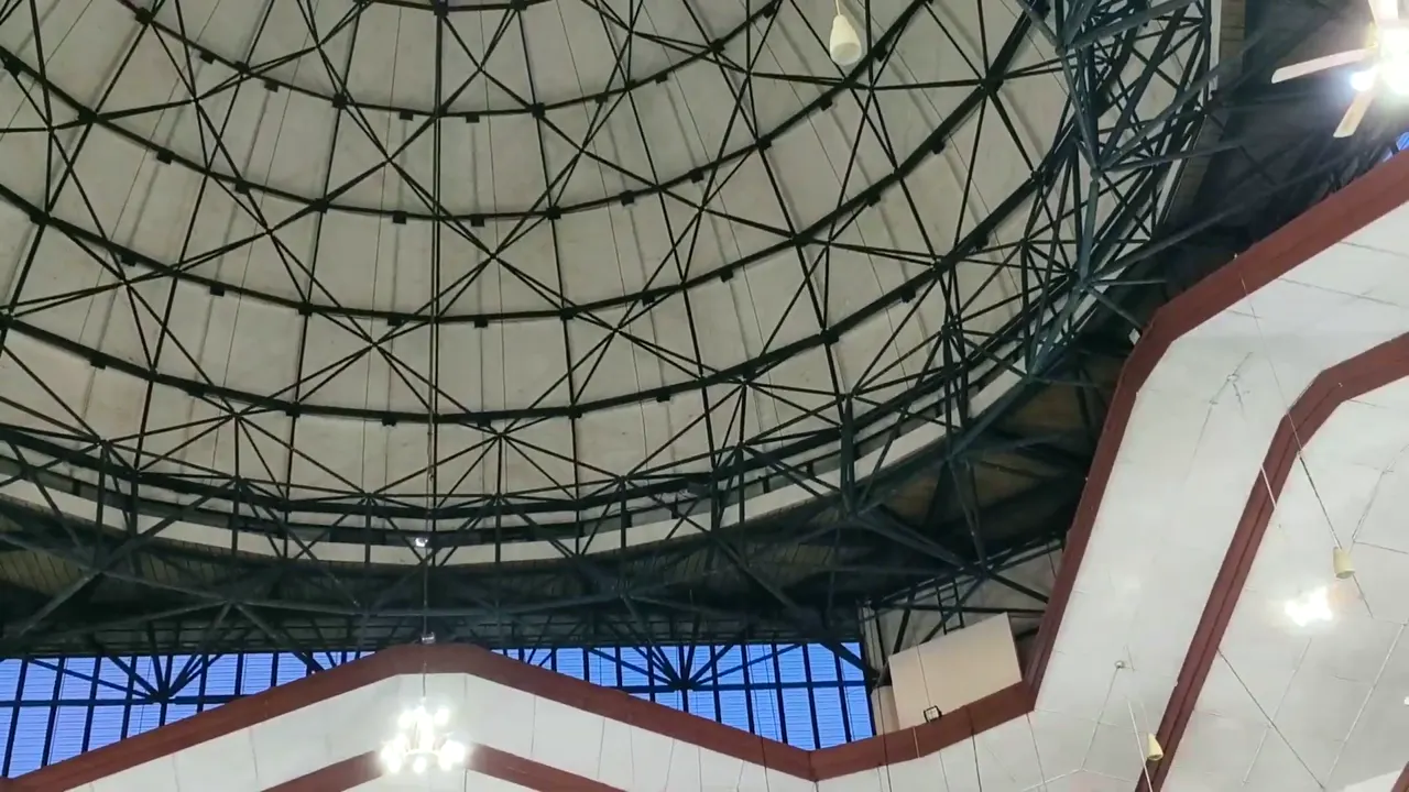 Rangka kubah dari dalam masjid